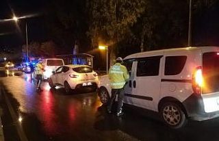 İzmir’de trafik polislerinden kısıtlama denetimi:...