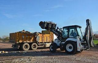 İzmit’te 40 kamyon atık temizledi