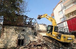 İzmit’te hasarlı yapıların yıkımı sürüyor