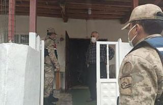 Jandarma kısıtlamada yaşlıların yardımına koştu
