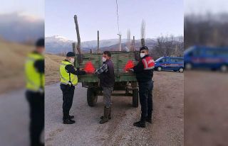 Jandarma traktör sürücülerine reflektör dağıttı