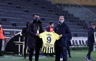 Kadıköy’de Erdoğan Yılmaz’a imzalı forma