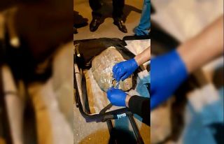 Kadın yolcunun valizinden 3 kilo 720 gram esrar çıktı