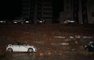 Kahramanmaraş’ta istinat duvarı çöktü: 3 araç...