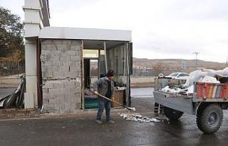 Kamyon güvenlik kulübesine çarptı