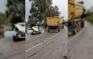 Kamyon otomobili ezip geçti