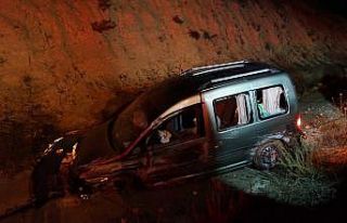 Kamyonet önünde seyreden araca çarpıp şarampolde...