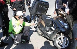 Kamyonete ait plakayla adliyeye geldi, yasak yere...