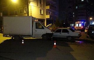 Kamyonetle otomobil kafa kafaya çarpıştı: 3 yaralı