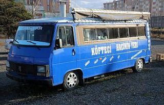 Kamyonunu sattı, karavan minibüs alıp köfteciye...