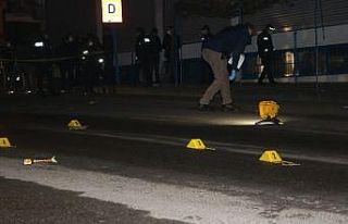 Kapalı kahvehanede birbirlerine kurşun yağdılar:...