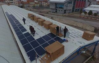 Kapalı pazaryerini güneş enerji santraline çevirdiler