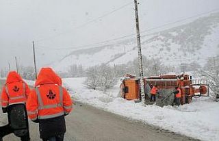 Kar temizleme çalışması yapan iş makinesi devrildi