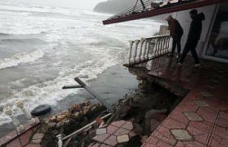 Karadeniz’de oluşan dalga, turizm tesisinin duvarını...