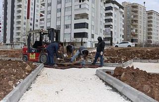 Karaköprü’de parklarda yeşillendirme çalışmaları