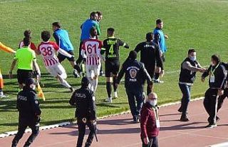 Karaman Belediyespor ile Çengelköy arasından oynanan...