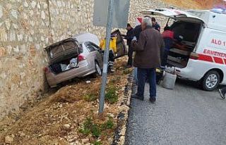 Karaman’da kontrolden çıkan otomobil istinat duvarına...