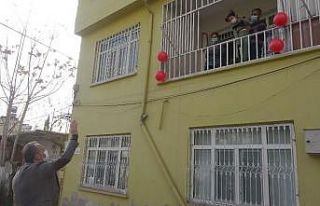 Karantinada olan engelli kızın doğum günü mutluluğu