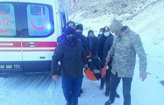 Karda kayan araç uçuruma yuvarlandı: 2 yaralı