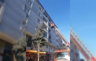 Kars’ta çatılarda oluşan buz sarkıtları temizleniyor