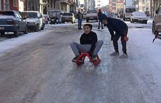 Kars’ta çocukların kızak keyfi