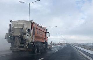 Kars’ta yolların karını temizledi