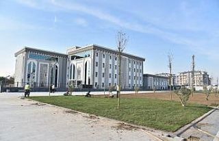 Kartepe kent meydanında fidanlardan sonra çimler...