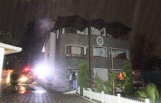 Kartepe’de otelin çatısında çıkan yangın paniğe...