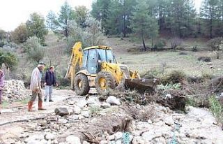 Kaş’ta belediye ekipleri zarar gören bölgede