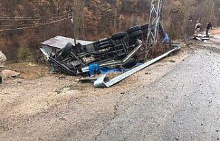 Katı yakıt taşıyan kamyon köy meydanına yuvarlandı