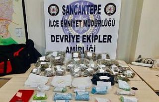 Kavgayı ayırmaya giden polis binlerce uyuşturucu...
