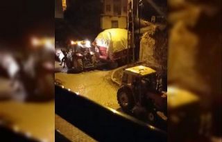 Kayan traktörden atlayarak kurtuldu