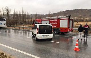 Kayganlaşan yolda hafif ticari araç takla attı:...