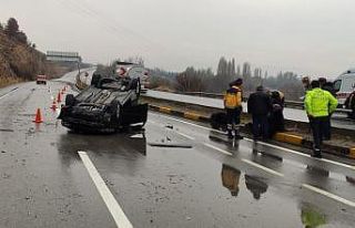 Kayganlaşan yolda otomobil takla attı, bir aile...