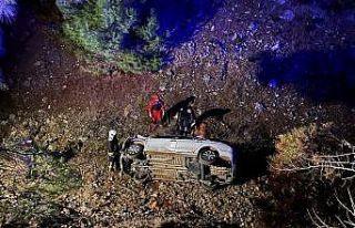 Kaza yapan otomobildeki alkolü kadın ekiplere zor...