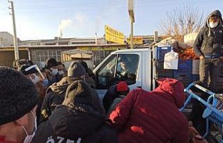Kaza yerine tepsiyle çay servisi yapan şahıs akıllara...