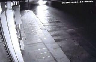 Kazada yaralanan sürücüyü battaniye ile soğuktan...