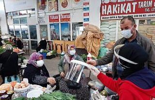 Kendi ürettikleri 400 siperlikli maskeyi dağıttılar