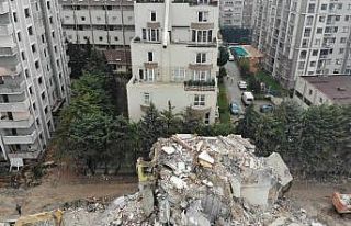 Kentsel dönüşüm için yıkılan bina, içinde...