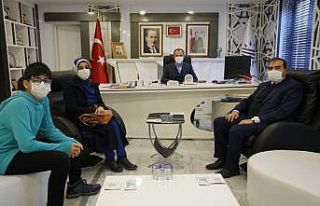 Kılınç’tan başarılı öğrenciye ödül