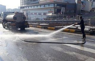 Kırıkkale Belediyesi dezenfekte ekibi çalışmalarını...