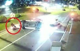 Kırmızı ışıktaki araçlara daldı: Motosikletli...