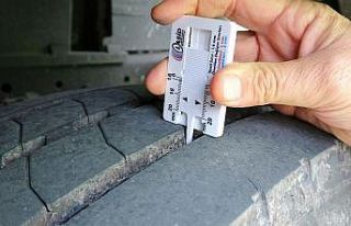 Kışın geçit vermeyen yolda kış lastiği denetimi