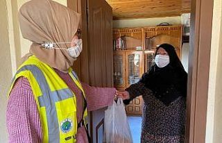 Kısıtlama günlerinde yaşlıların eli kolu oldular