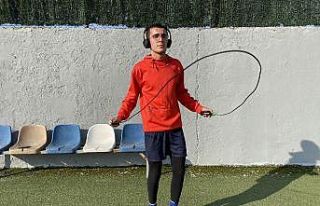 Kısıtlama izninde sokağa spor yapmak için çıkıyor