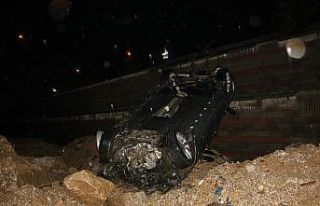 Kısıtlama saatinde bariyerleri parçalayıp 10 metreden...