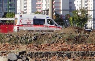 Kısıtlamada çalışan inşaat işçileri beton...