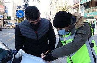 Kısıtlamada maske cezası yedi, gazetecilere kızdı