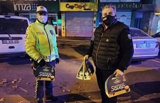 Kısıtlamada polislere salep ikramı