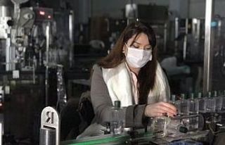 Kısıtlamada üretim durmadı, kolonyalar şişelenmeye...